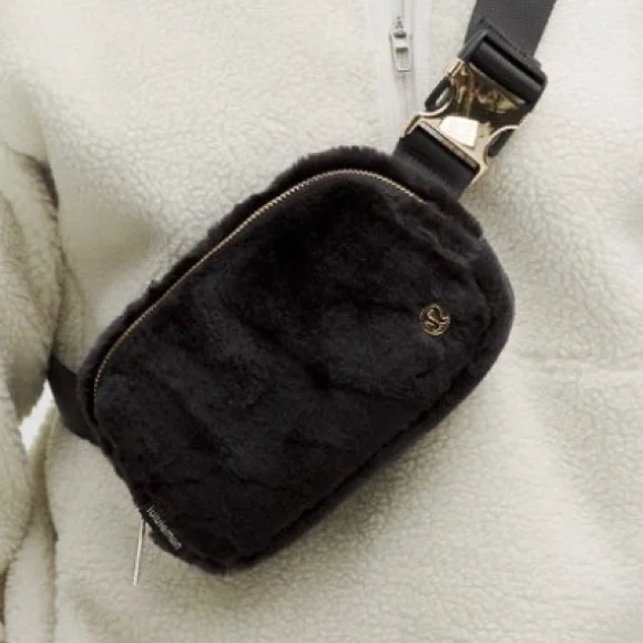 NWT Lululemon Plush Fleece Everywhere Belt Bag 1L in Black and Gold - Picture 11 of 13